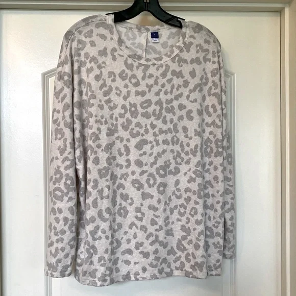 OLD NAVY - Leopard Print Crew Neck Sweater - In perfect condition! 🤍🖤 - Picture 1 of 5